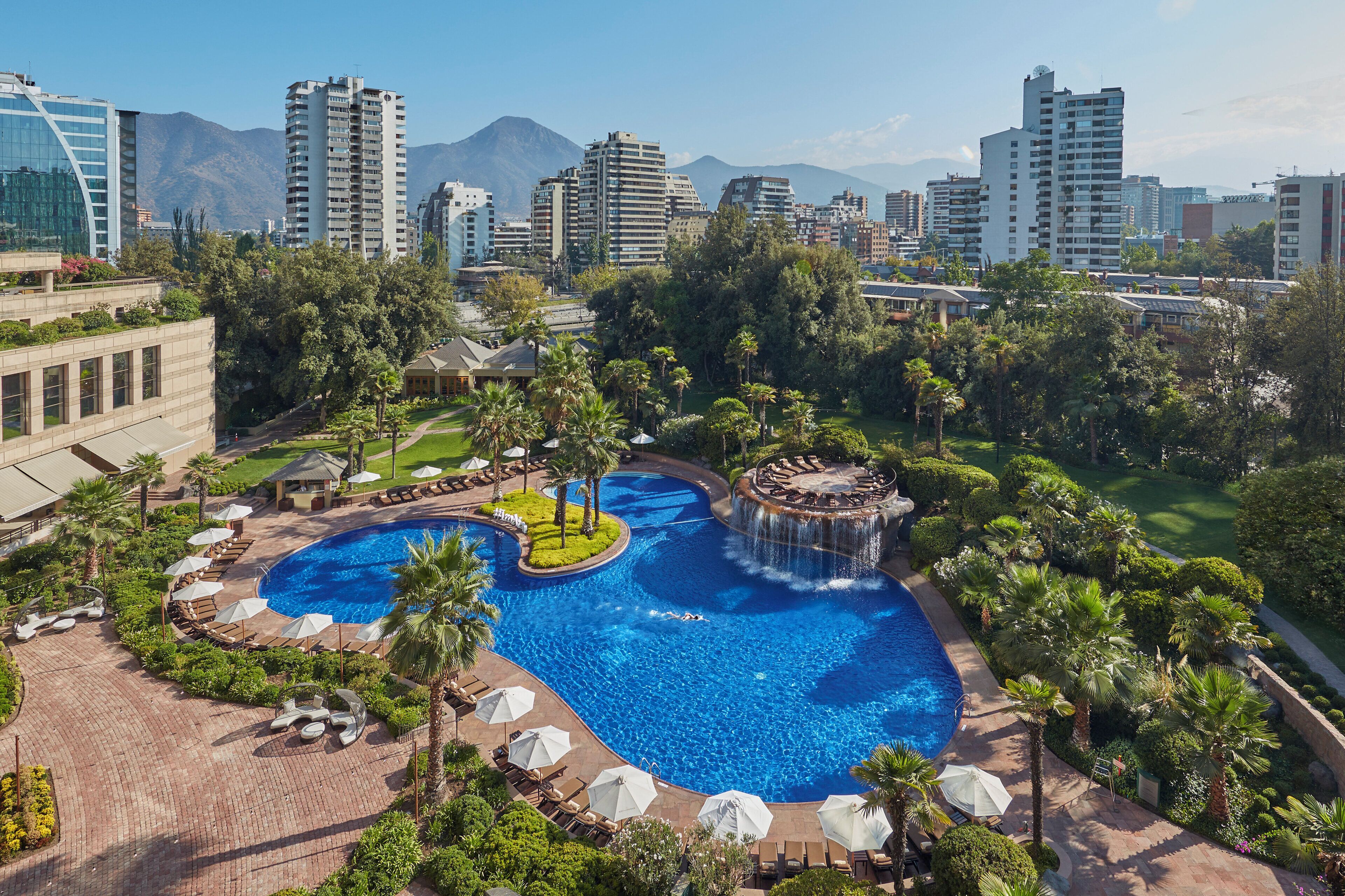 Una piscina al aire libre de temporada, sombrillas