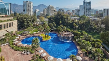Una piscina al aire libre de temporada, sombrillas