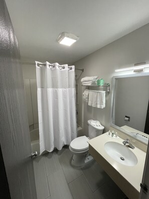 Combined shower/bathtub, free toiletries, hair dryer, towels