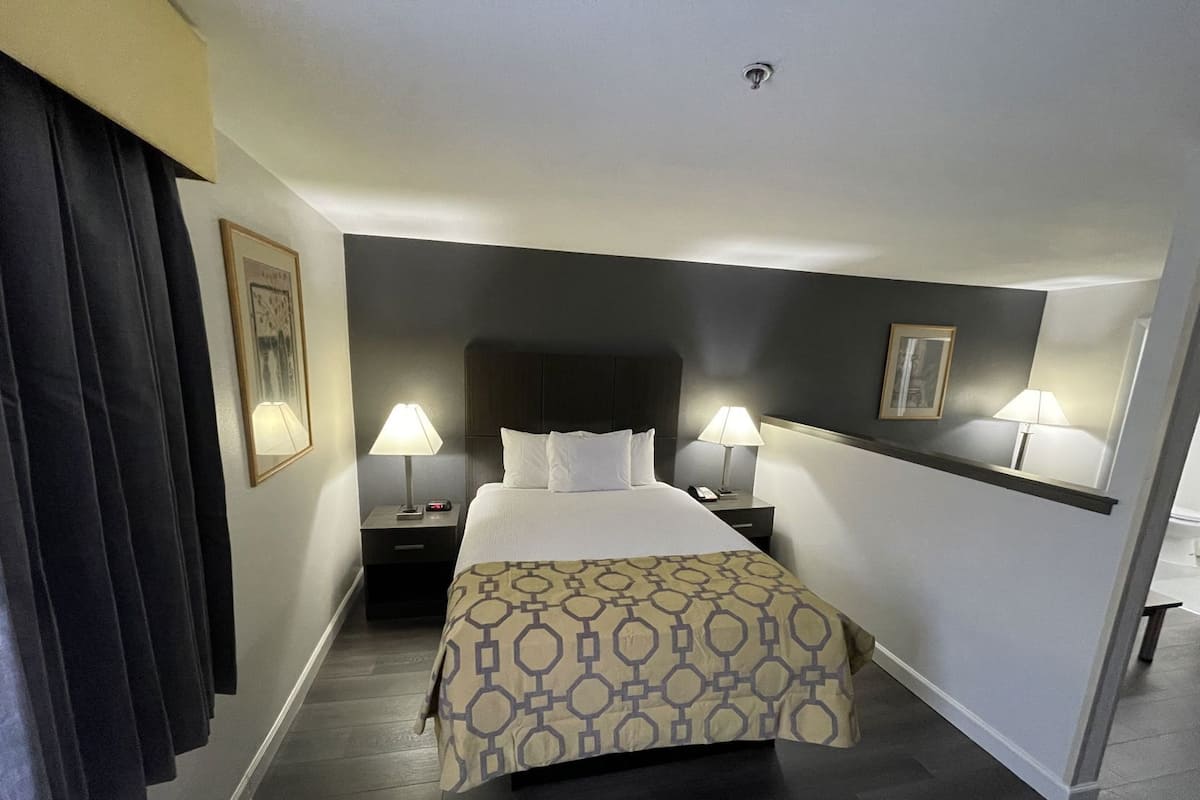 1 chambre, lit avec matelas Ă plateau-coussin, bureau
