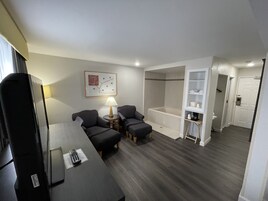 Studio Suite, 1 Queen Bed, Non Smoking | 1 bedroom, pillowtop beds, desk, blackout drapes