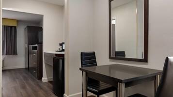 Deluxe Suite, 1 Queen Bed, Non Smoking (Business) | 1 bedroom, pillowtop beds, desk, blackout drapes