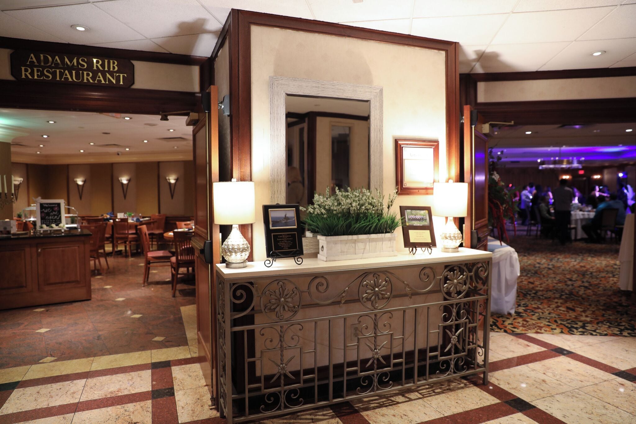 2 restaurants, breakfast, lunch, dinner served; american cuisine