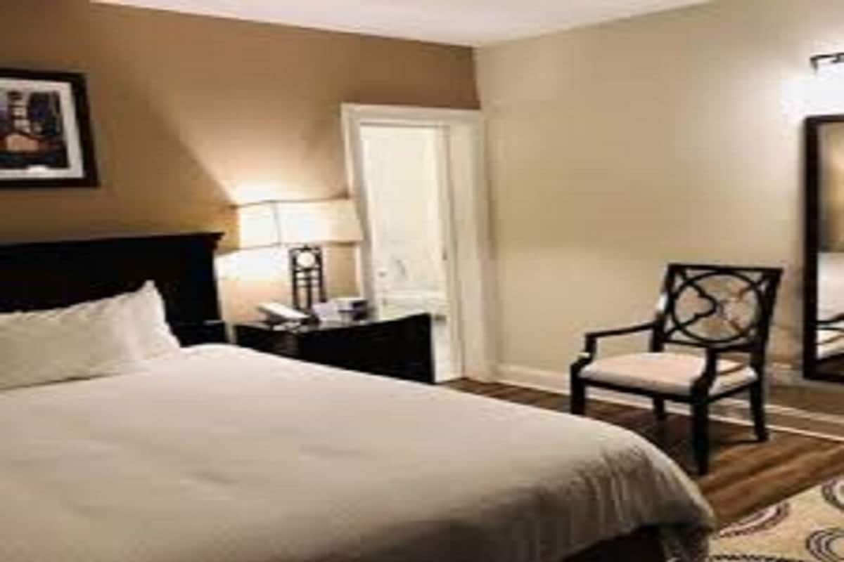Premier Room, 1 Queen Bed, Refrigerator & Microwave, Executive Level | 1 bedroom, individually furnished, blackout curtains, iron/ironing board