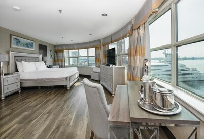 Coast Lonsdale Quay Hotel