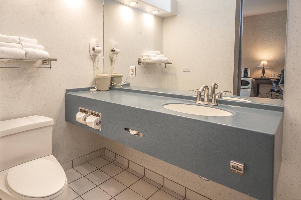 room, 1 queen bed (coast) | bathroom | combined shower/bathtub, rainfall showerhead, designer toiletries