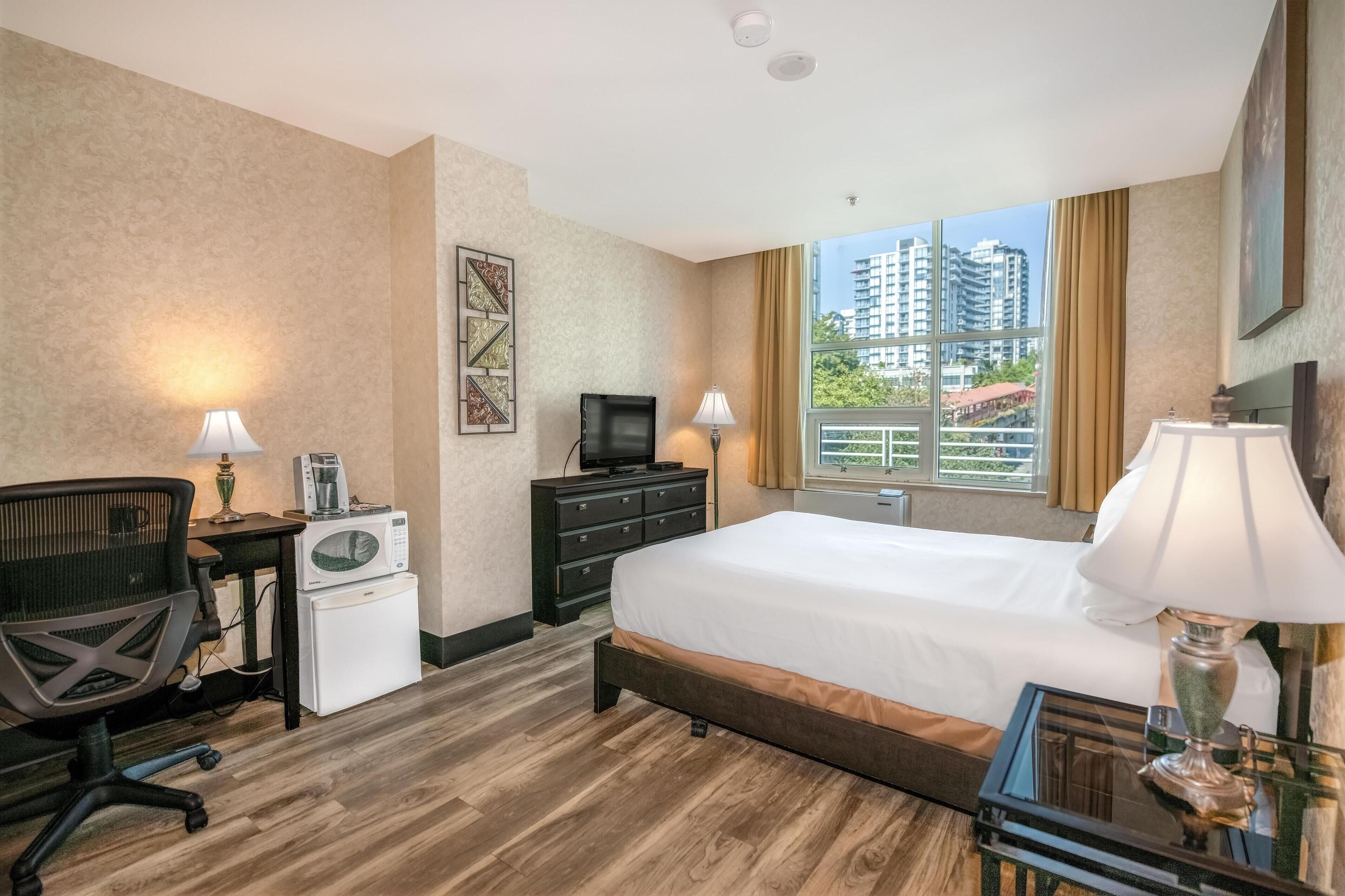 room, 1 queen bed (coast) | 1 bedroom, hypo-allergenic bedding, individually furnished, desk