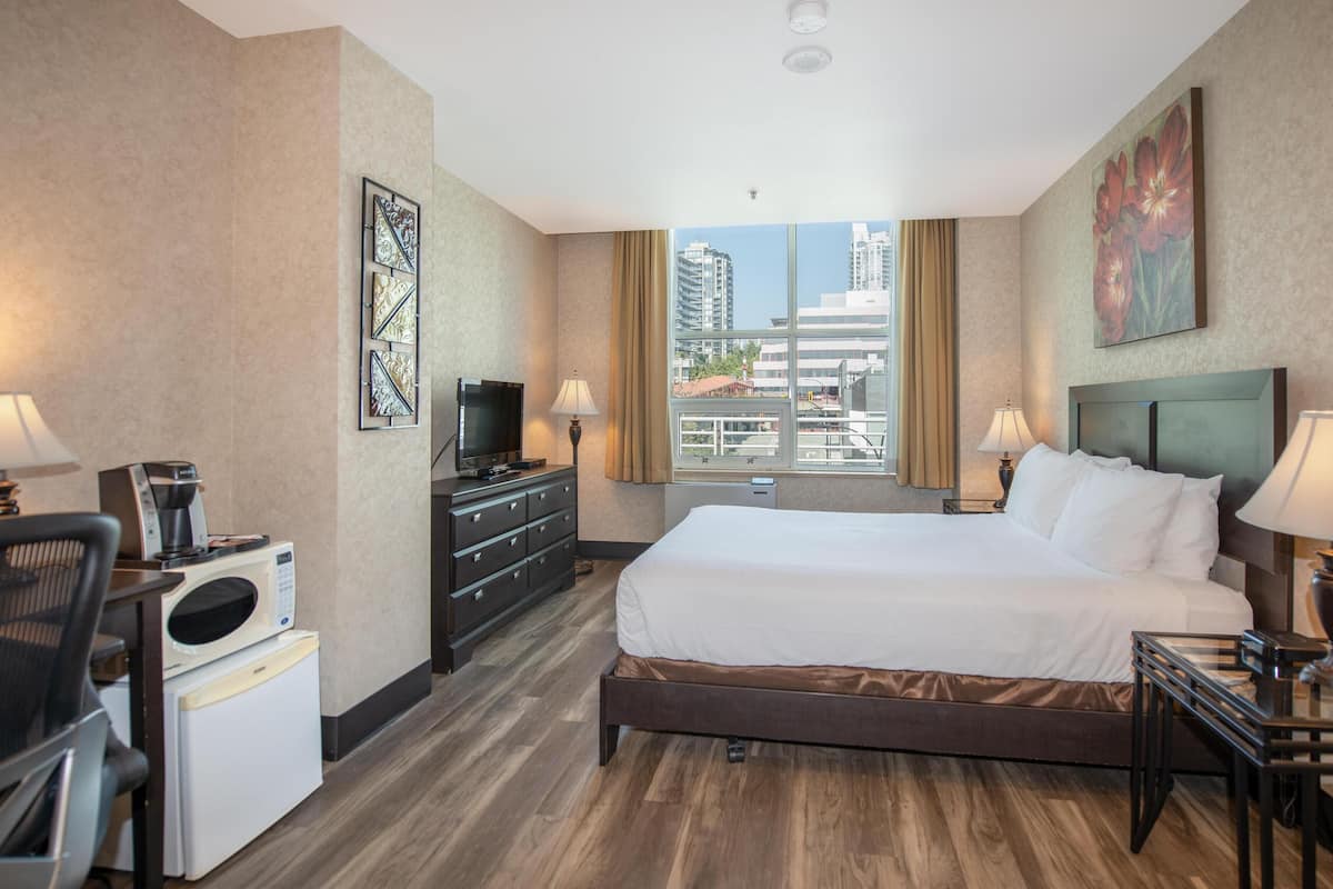 Room, 1 Queen Bed (Coast) | 1 bedroom, hypo-allergenic bedding, individually furnished, desk