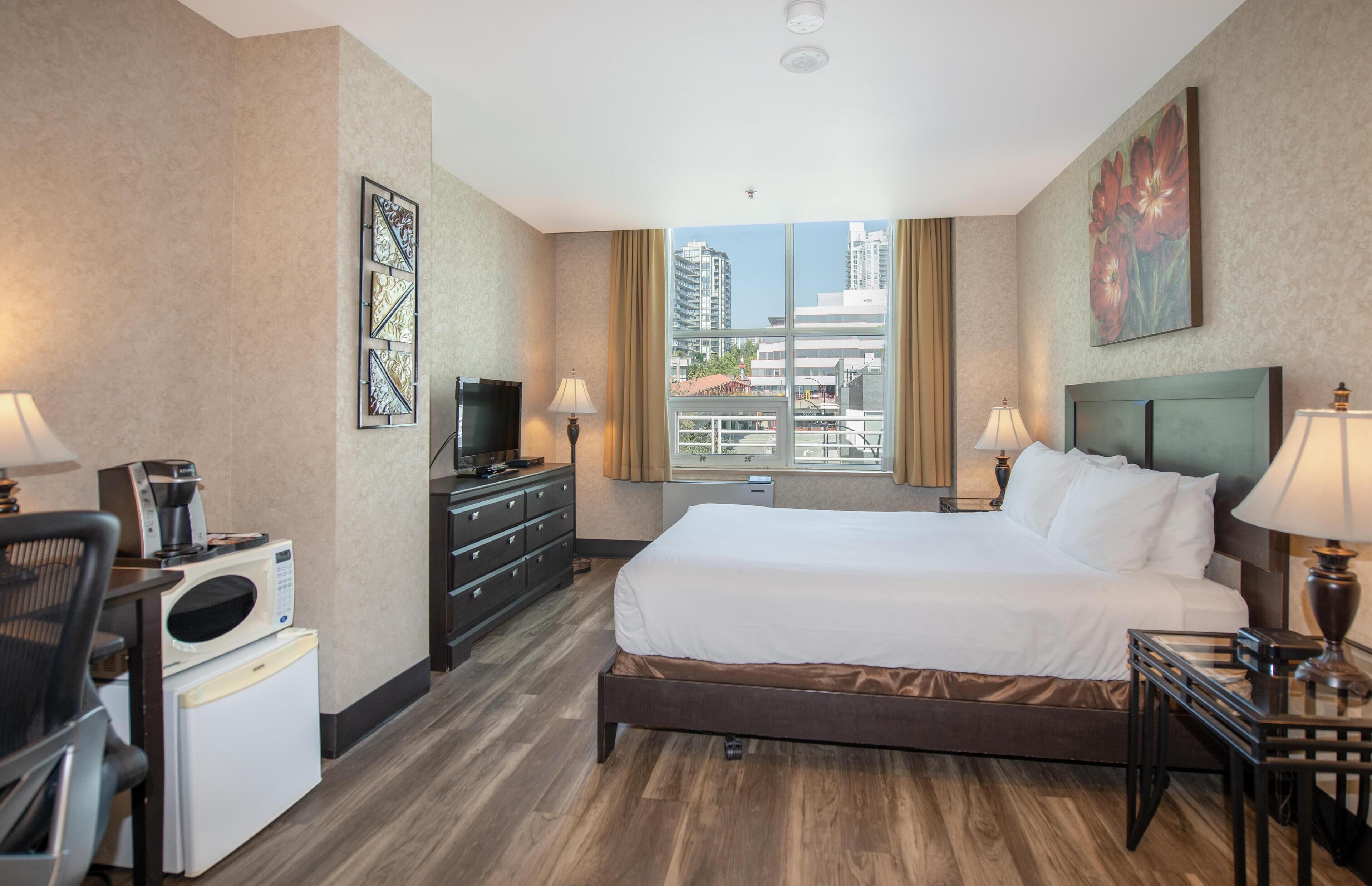 Room, 1 Queen Bed | Hypo-allergenic bedding, individually furnished, desk, laptop workspace