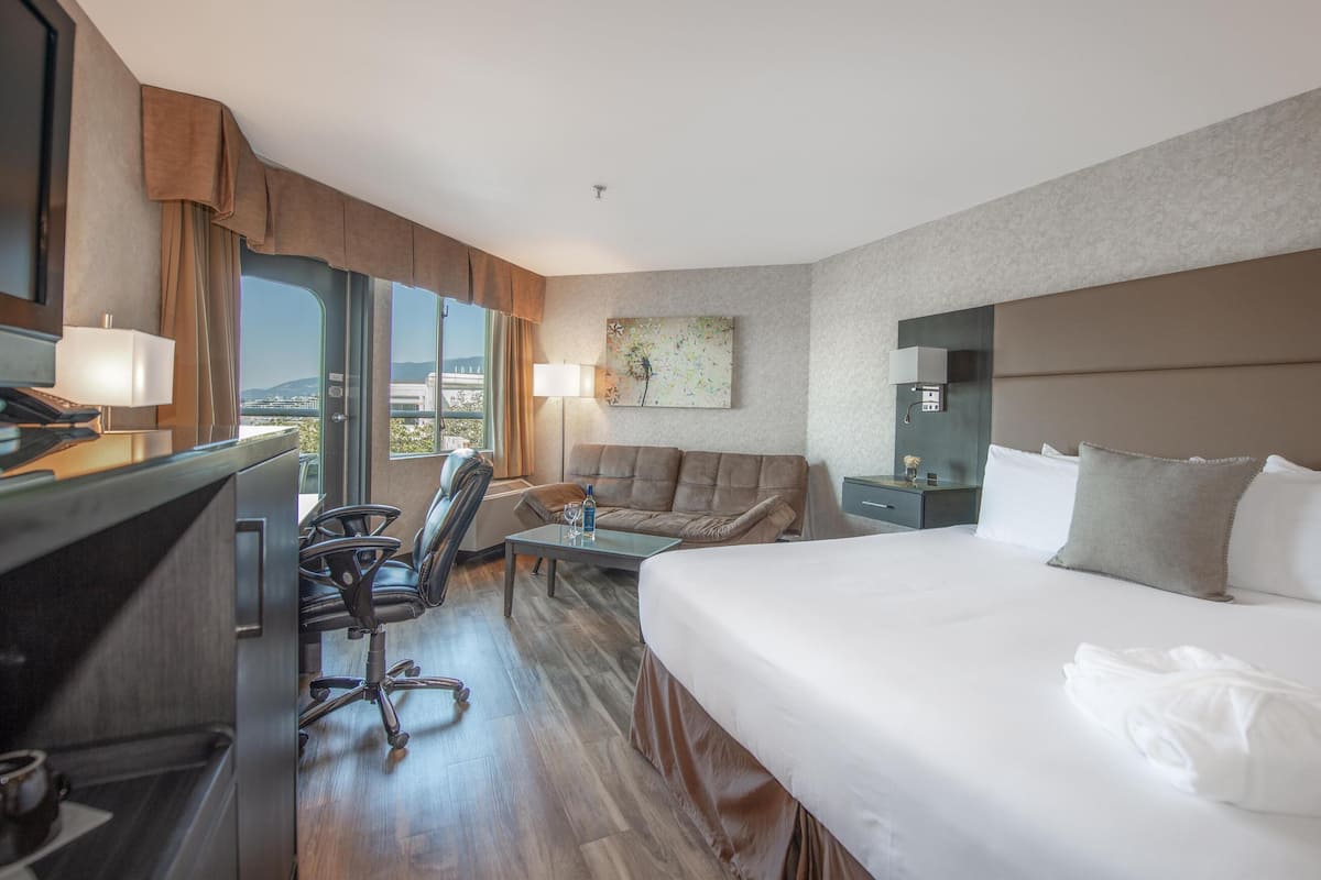 Premium Room, 1 King Bed, Patio (Coast) | Room amenity