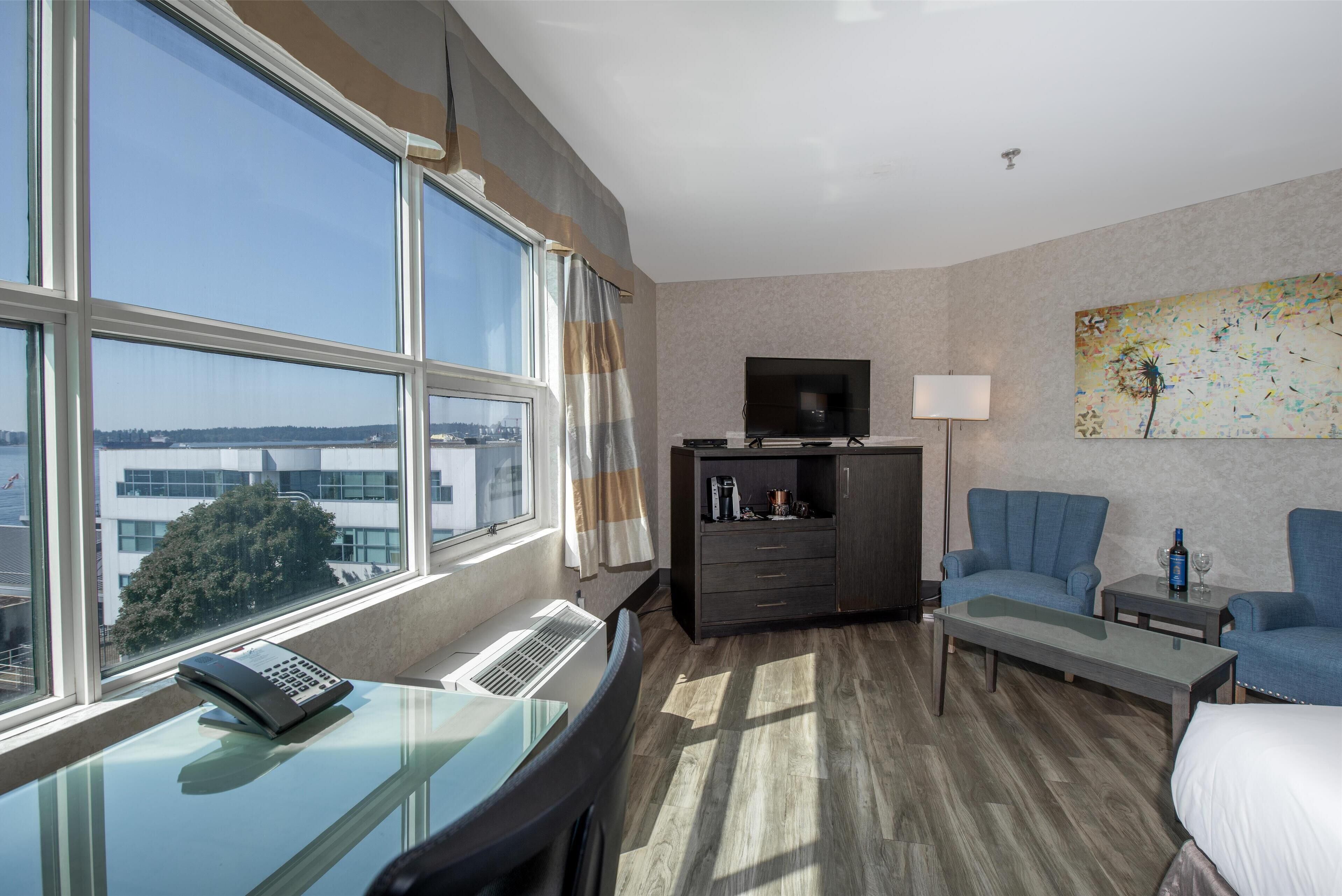 Premium Room, 1 King Bed | Hypo-allergenic bedding, individually furnished, desk, laptop workspace