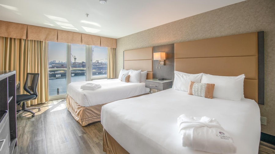 Coast Lonsdale Quay Hotel