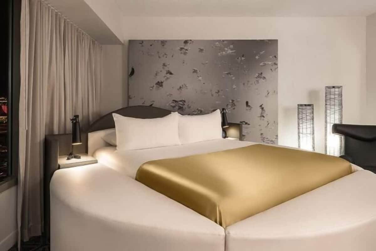 Luxe beddengoed, een kluis op de kamer, een bureau