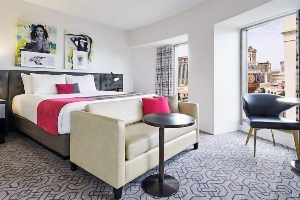 Luxe beddengoed, een kluis op de kamer, een bureau