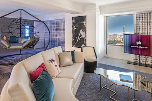 Ultra Boulevard Suite, 1 King Bed, Non Smoking, Strip View | Living room | 42-inch flat-screen TV with cable channels, iPod dock
