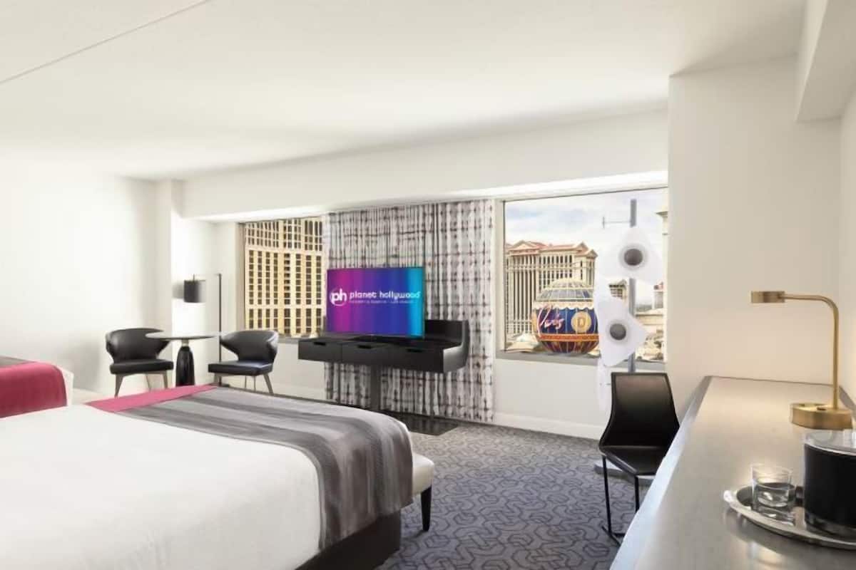 Luxe beddengoed, een kluis op de kamer, een bureau