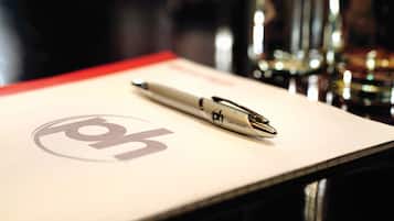 Un bolígrafo sobre un papel con un logotipo.