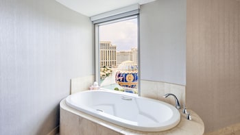 Ultra Resort Vista Room, 1 King Bed, Non Smoking (Newly Renovated) | Bathroom | Separate tub and shower, eco-friendly toiletries, hair dryer, towels at Planet Hollywood Resort & Casino