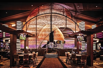 5 bars/lounges, poolside bar at Planet Hollywood Resort & Casino