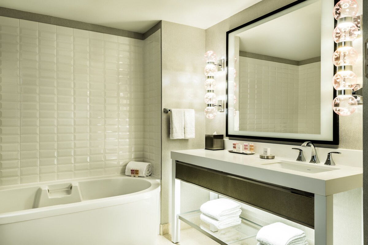 Separate tub and shower, eco-friendly toiletries, hair dryer, towels