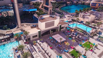 Piscina a l'aire lliure de temporada, cabanes (de pagament) i gandules