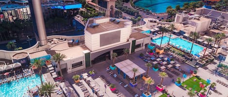 Piscine extérieure en saison, cabanas (supplément), chaises longues