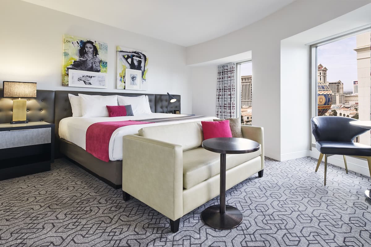 Rum - 1 kingsize-säng - icke-rökare (Ultra Resort Vista (Newly Renovated)) | Sängtillbehör av högsta kvalitet och värdeförvaringsskåp på rummet