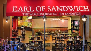 Interior de um restaurante com uma placa vermelha em destaque que diz "EARL OF SANDWICH THE WORLD'S GREATEST HOT SANDWICH".