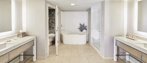 Une salle de bain moderne avec deux lavabos, une baignoire et une douche.