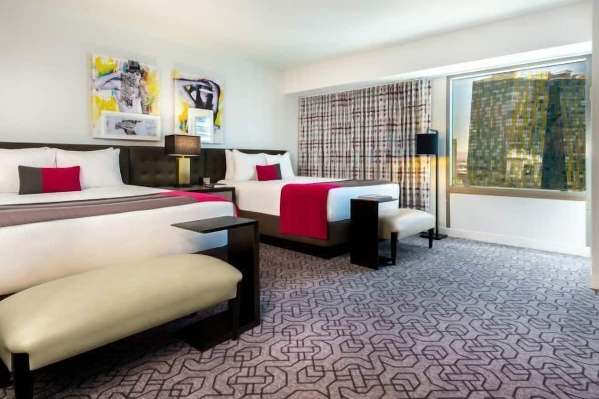 Luxe beddengoed, een kluis op de kamer, een bureau