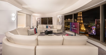 Premium bedding, in-room safe, desk, blackout drapes. Planet Hollywood Resort & Casino
