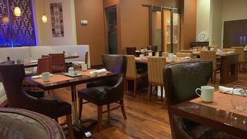 Café da manhã completo todos os dias mediante uma taxa