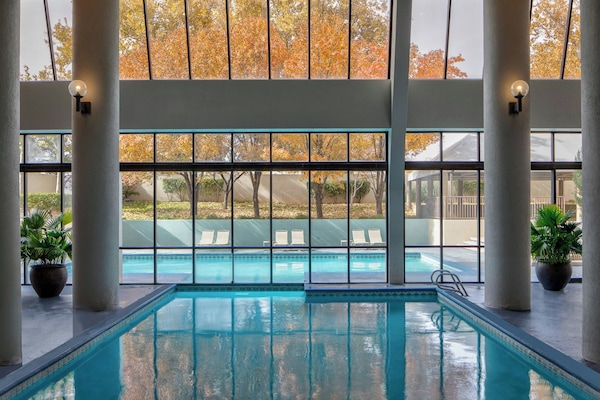 Una piscina techada, una piscina al aire libre