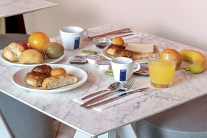 Petit déjeuner composé de spécialités régionales (8 EUR par personne)
