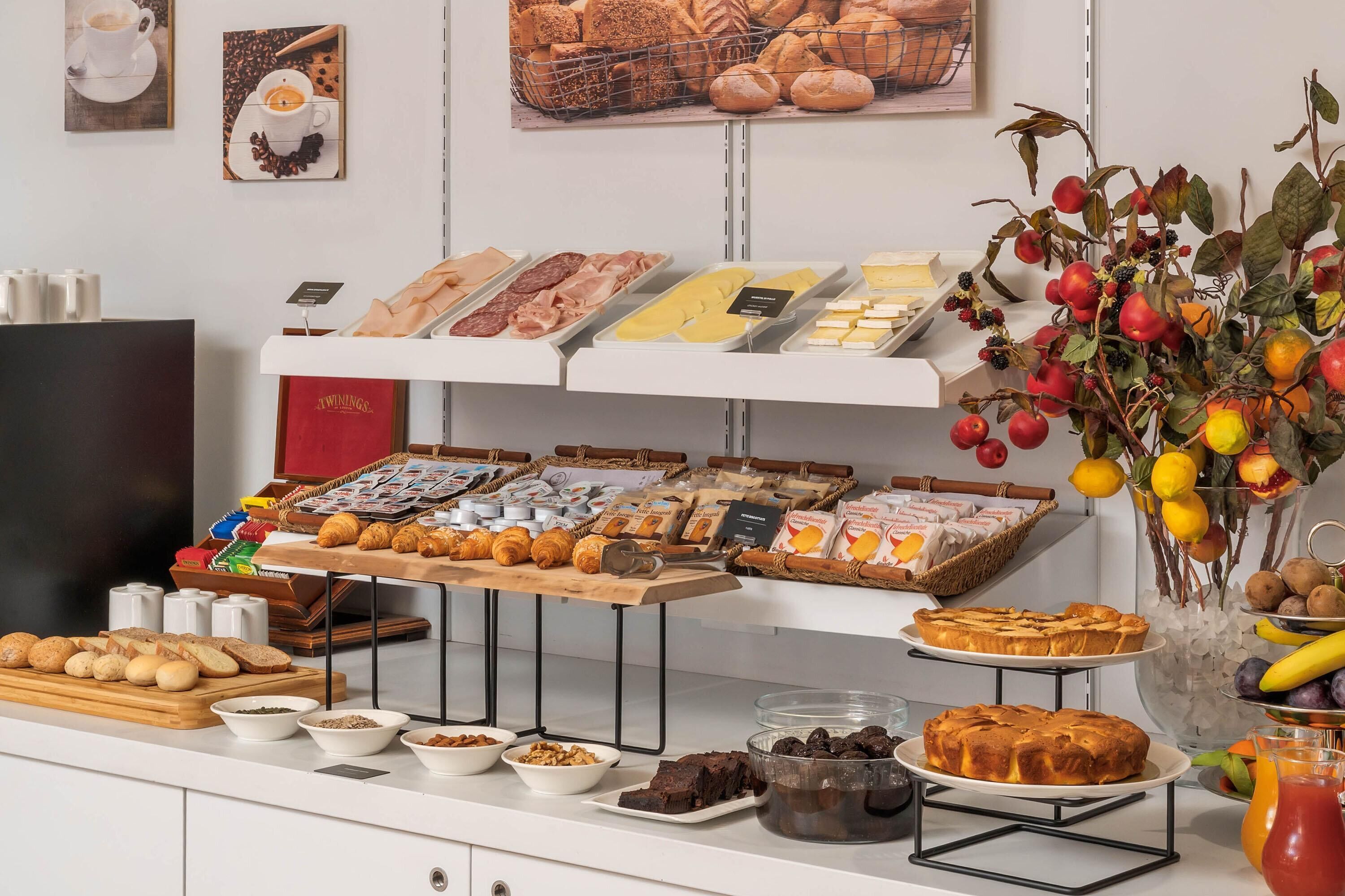 供应午餐和晚餐，地方菜