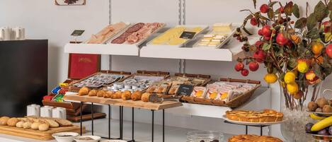 供应午餐和晚餐,地方菜