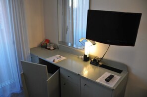 Minibar, Zimmersafe, Schreibtisch, kostenloses WLAN