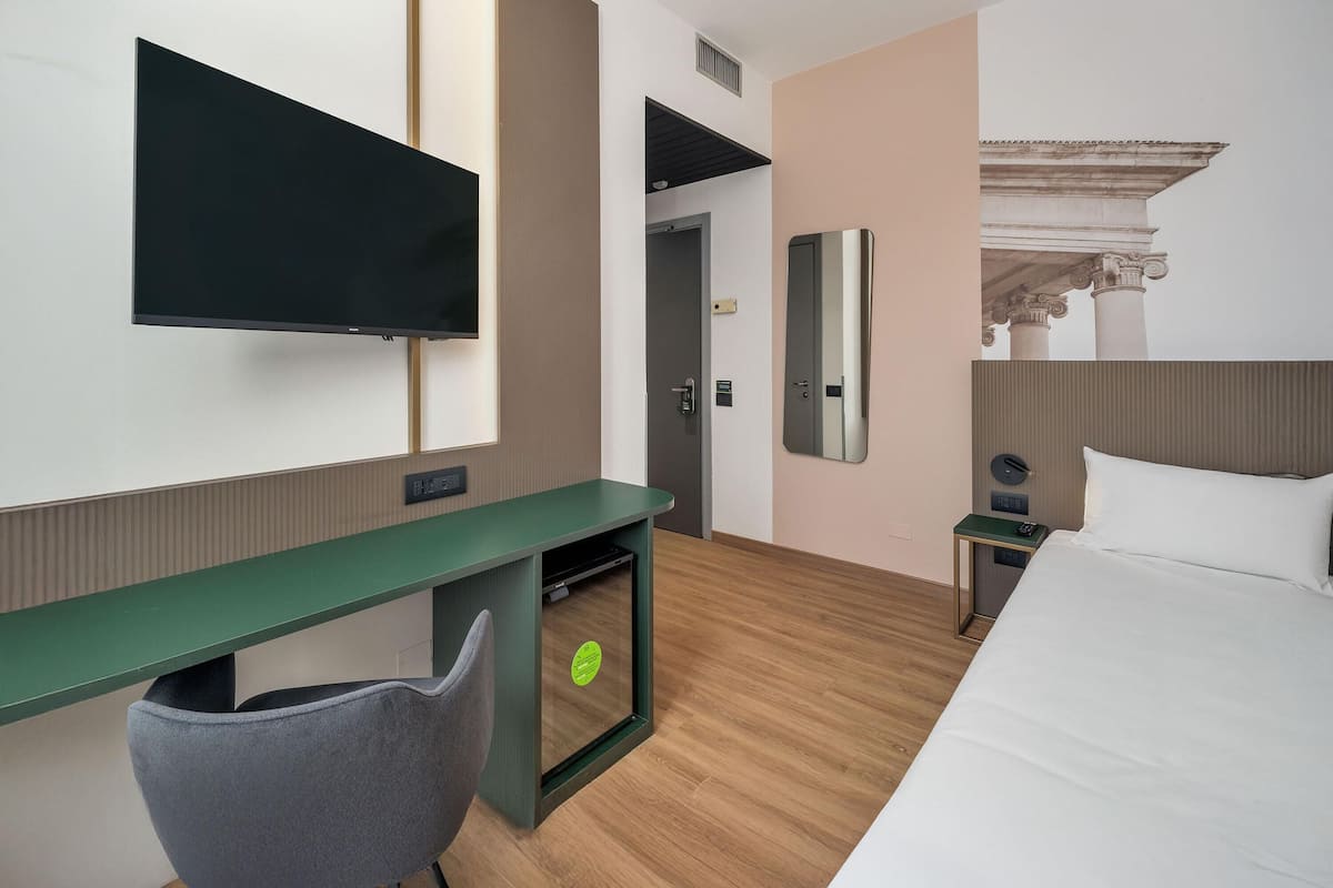 Superior Single Room, Terrace | Minibar, in-room safe, desk, free WiFi