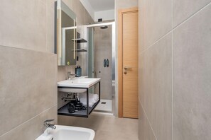 Standard Single Room | Bathroom | Shower, hair dryer, bidet, towels - B&B Hotel Treviso Al Fogher (Treviso)