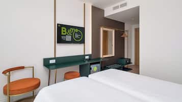 Habitación estándar con 2 camas individuales | Minibar, caja fuerte, escritorio y wifi gratis