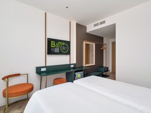 Standard-Zweibettzimmer | Minibar, Zimmersafe, Schreibtisch, kostenloses WLAN