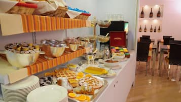 Se sirven almuerzos y cenas, cocina local