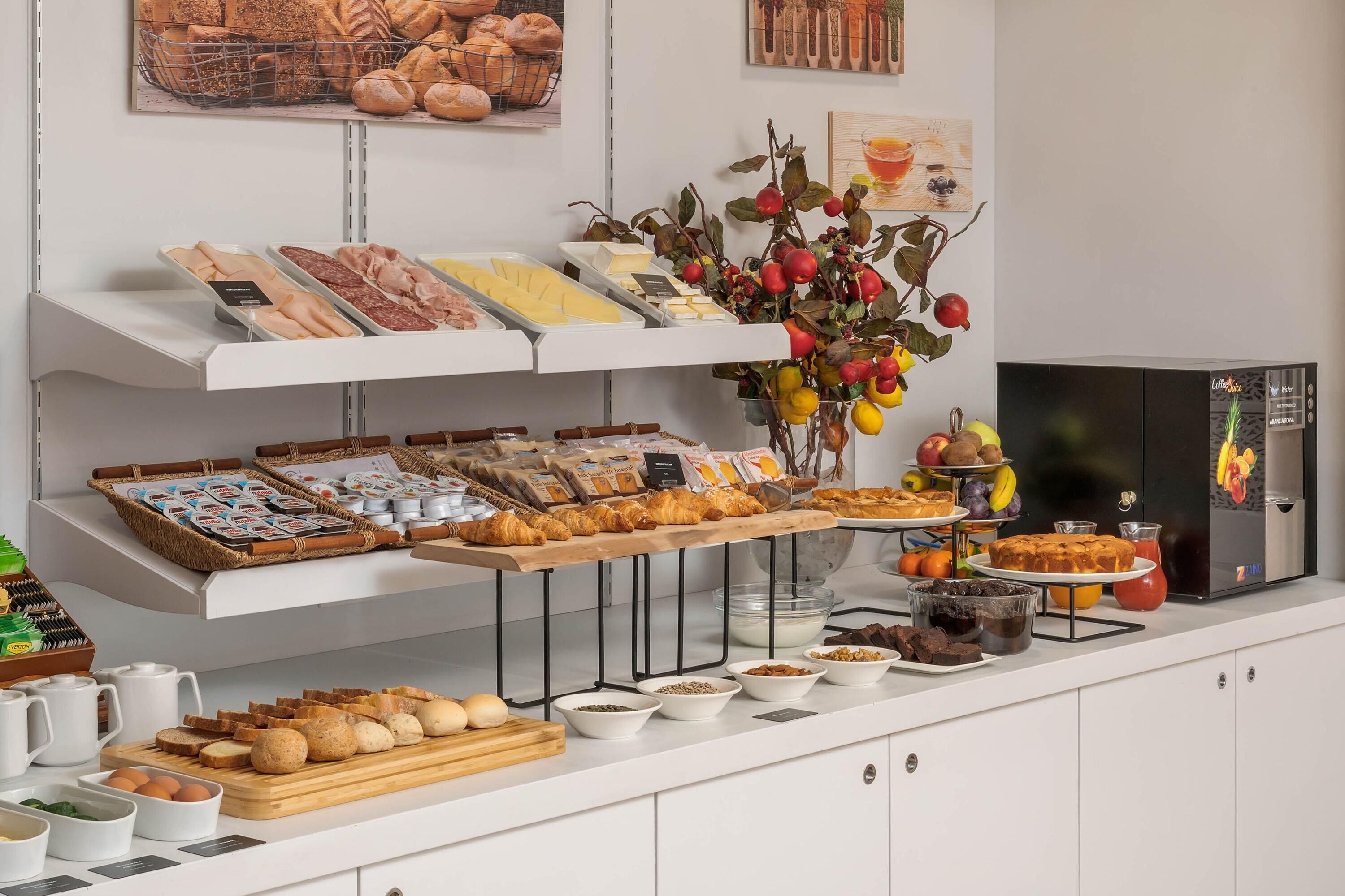 Déjeuner et dîner servis sur place, spécialités Cuisine locale