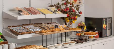 Se sirven almuerzos y cenas, cocina local