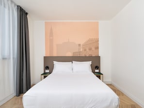 Standard-Doppelzimmer | Minibar, Zimmersafe, Schreibtisch, kostenloses WLAN