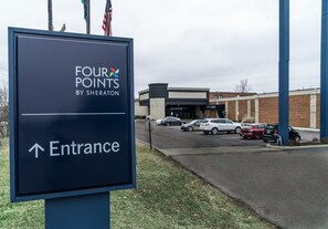 Señalización de 'Four Points by Sheraton' con una flecha que indica la entrada.