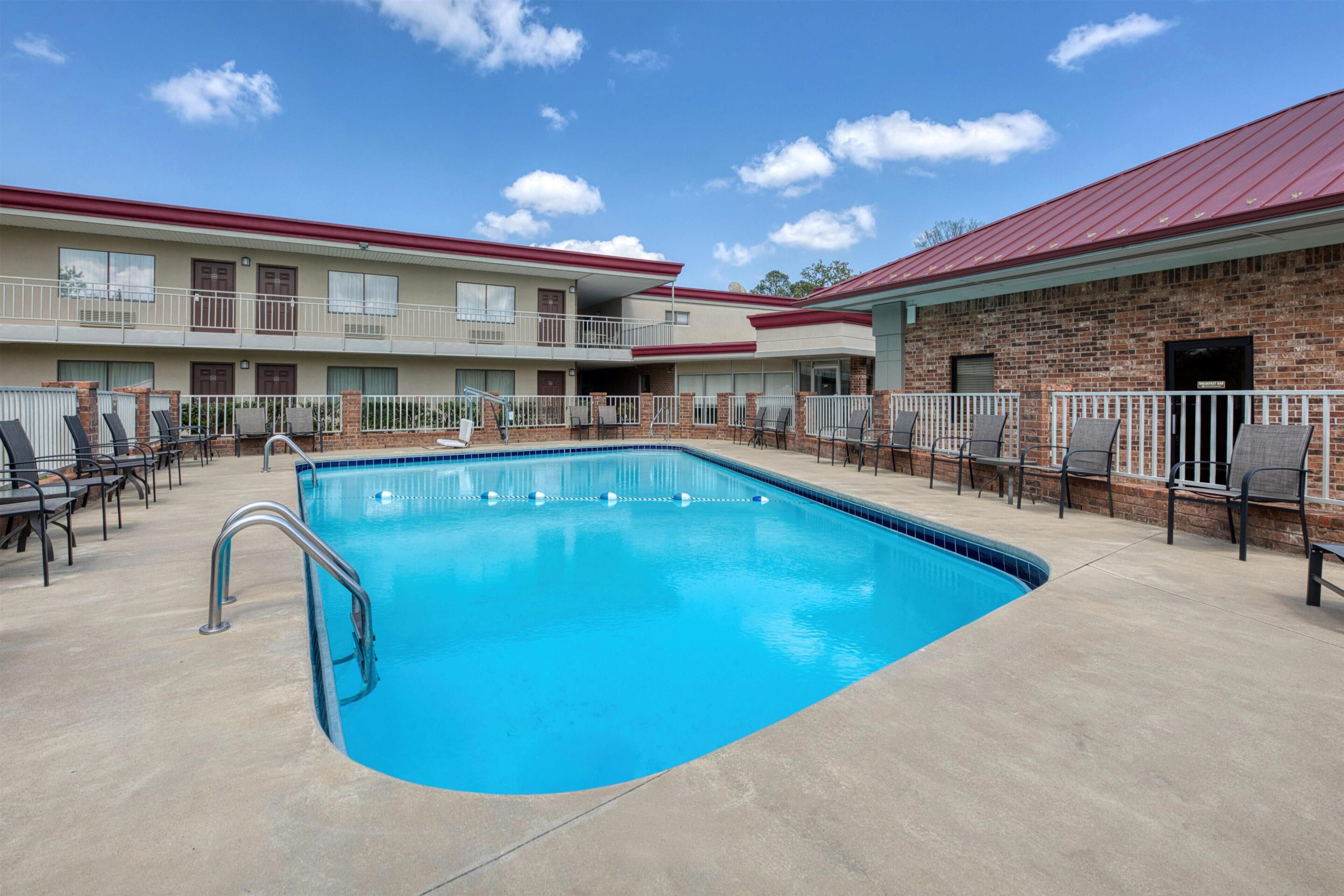 حمّام سباحة خارجي موسمي، مظلات على حمّام السباحة، مقاعد للتشمس