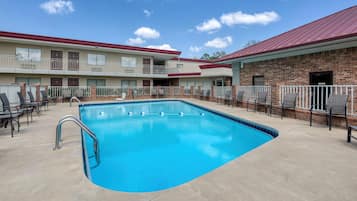 Außenpool (je nach Saison geöffnet), Sonnenschirme, Liegestühle