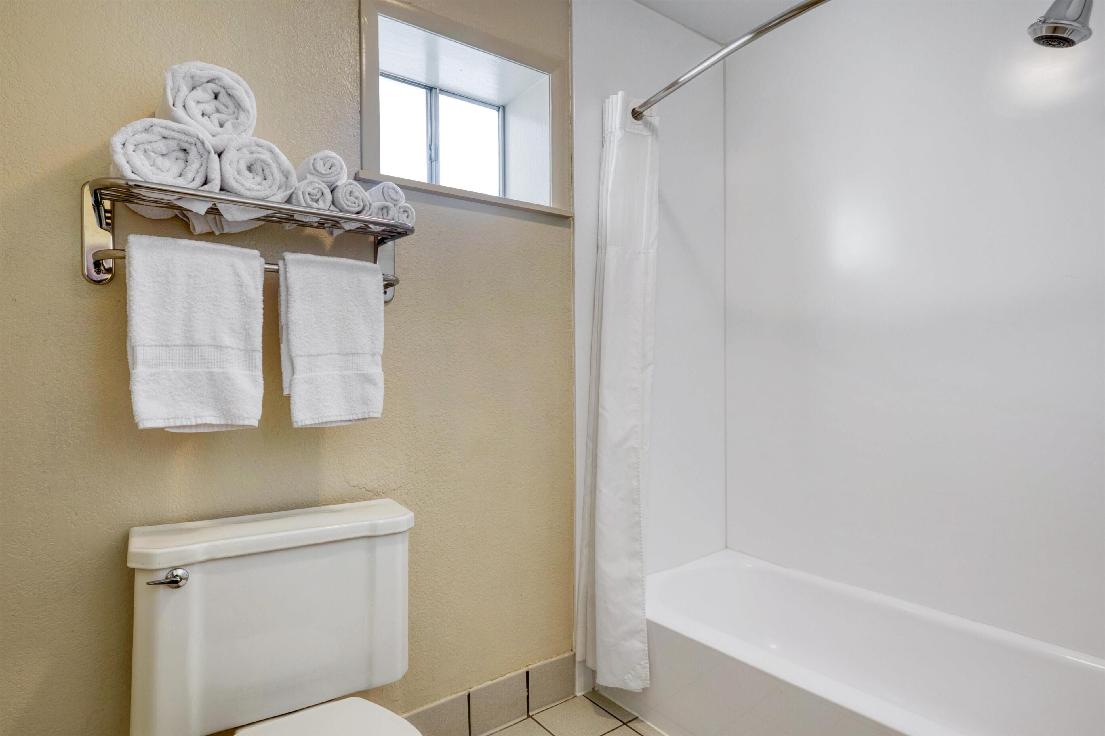 Suite, varias camas, para no fumadores, refrigerador y microondas | Baño | Tina con regadera, amenidades de baño ecológicas, secadora de cabello 