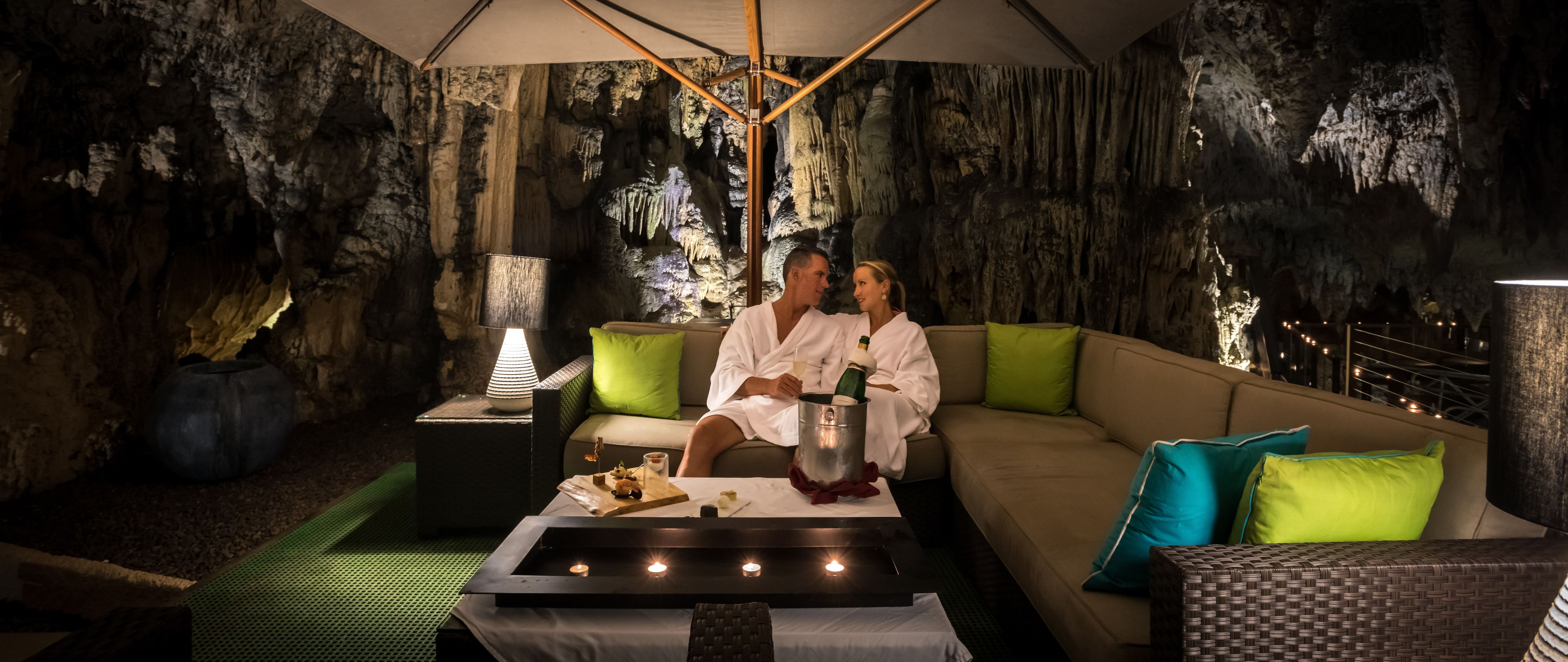 カップル用トリートメ  ントルーム、ボディ トリートメント、アロマテラピー、ホットストーンマッサージ、ディープティシュー マッサージ